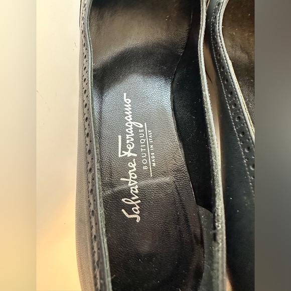 SALVATORE FERRAGAMO Vintage Sz 8 AA Black Navy Blue Patent Leather Kitten Heel - Picture 4 of 15